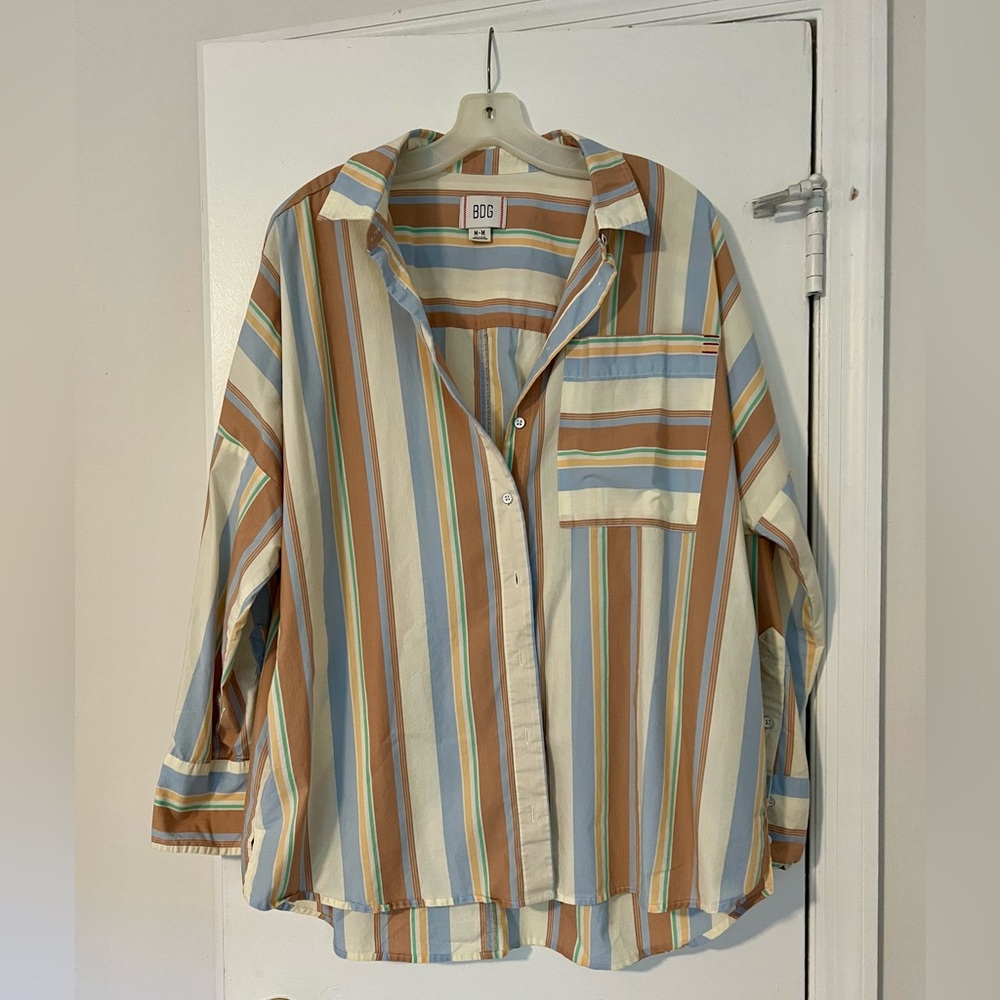 Never worn, oversized, pastel button down shirt, great condition, size M